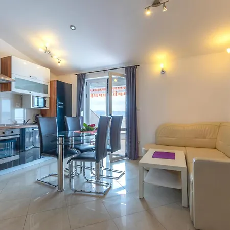 1 Bedroom Gorgeous In Jesenice (Split-Dalmatia)